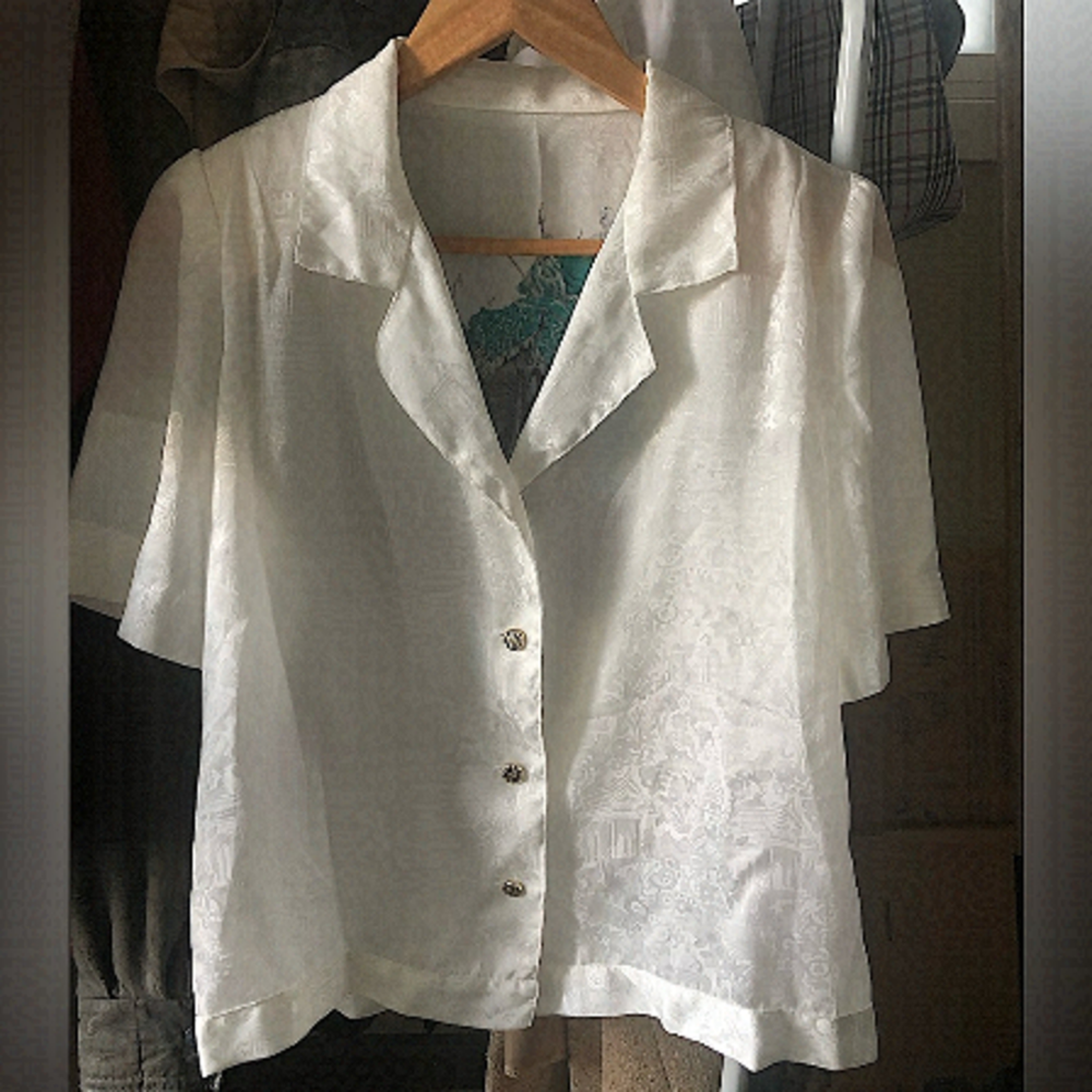 🇪🇸 Spain thrift! Unbranded vintage silk-like blouse, elephant back design